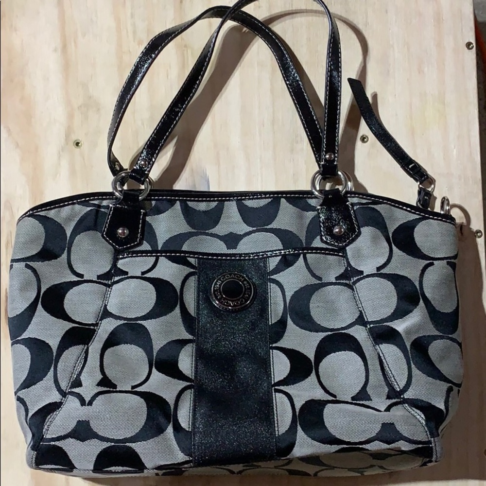 Pristine Coach Purse w Black pattern